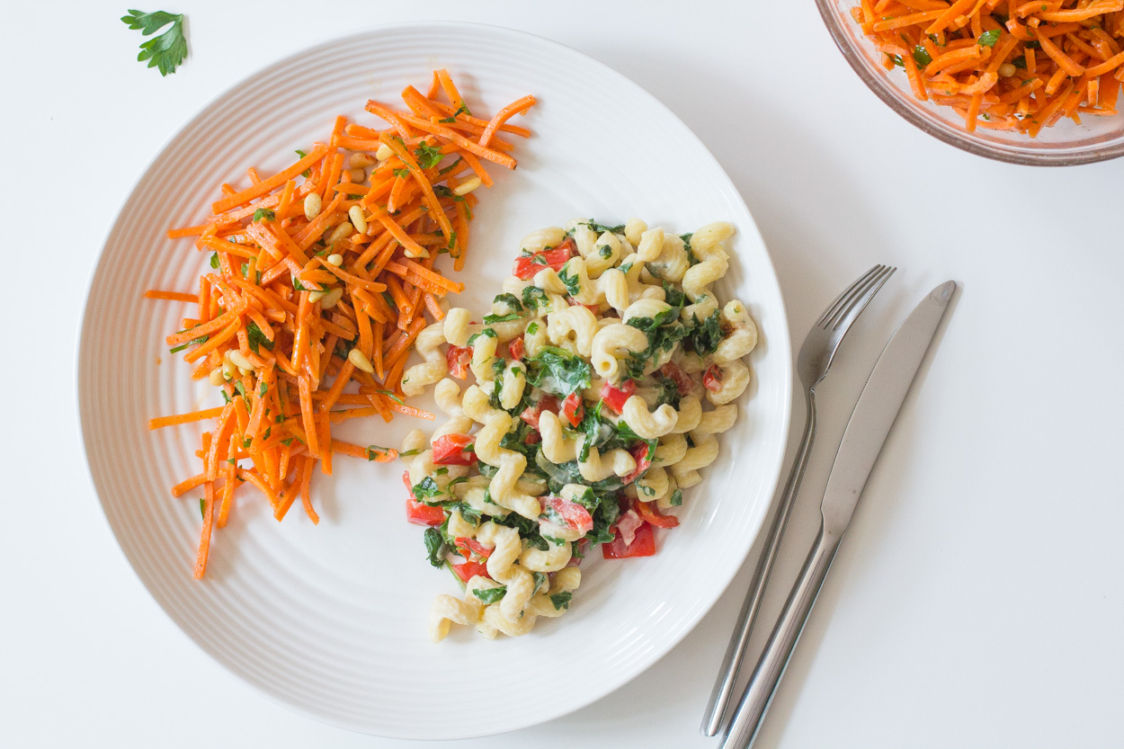 Creamy Hummus Pasta with Spinach and Red Peppers
