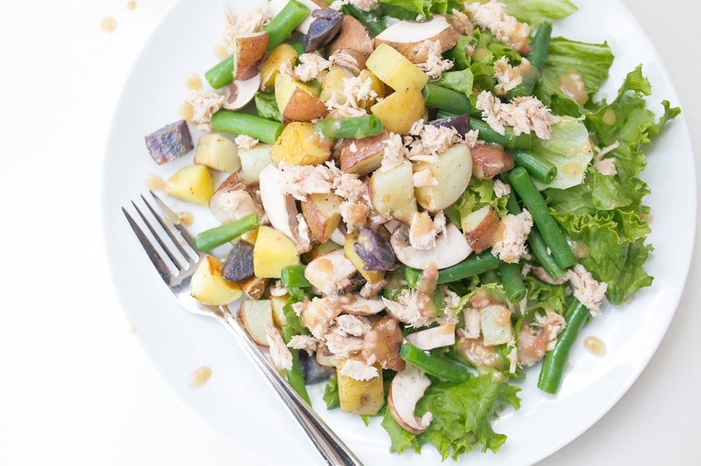 Green Salad with Tuna, Green Beans, and Mushrooms